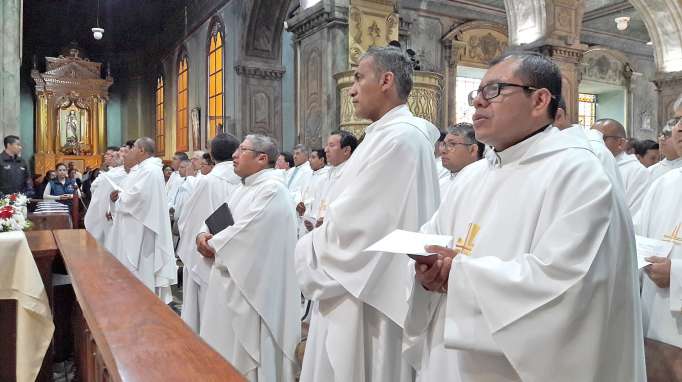 120 sacerdotes renuevan promesas en misa crismal