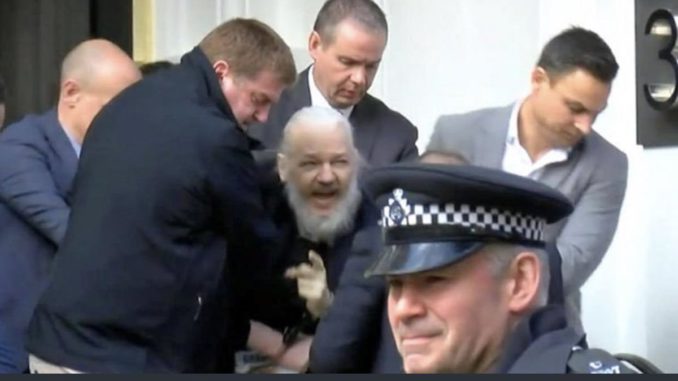 Julian Assange arrestado en Londres, Ecuador dispuso fin de su asilo