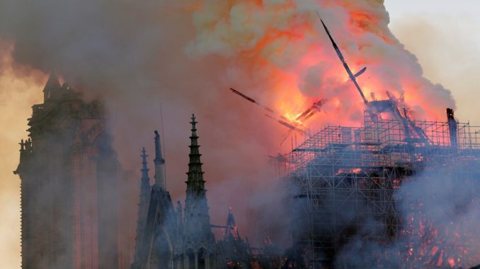 Arde Notre Dame, símbolo de París y de Occidente