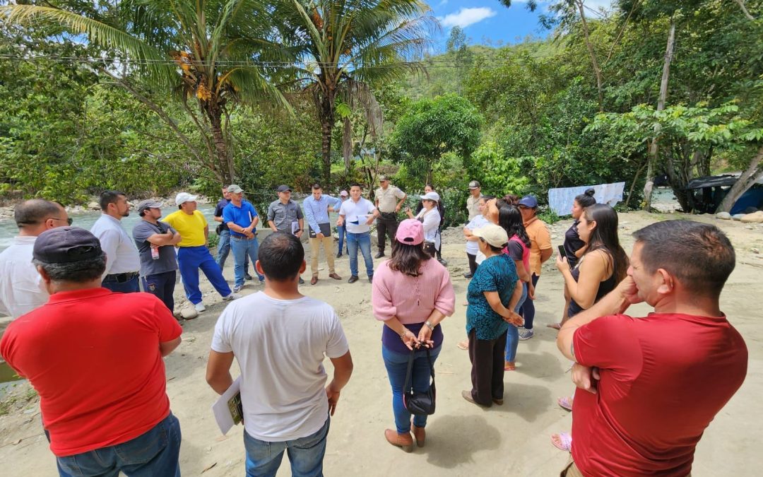 Moradores del barrio La  Balsa de la parroquia Pucapamba, en controversia por construcción del sistema de alcantarillado sanitario.